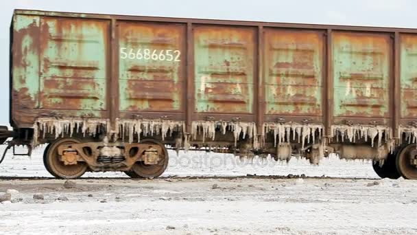 Alte rostige Eisenbahnwaggons mit Stalaktiten aus Salz am Baskunchak-See — Stockvideo