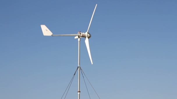 Rij van wind power generator over blauwe hemel — Stockvideo