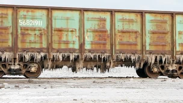 Viejos vagones oxidados con estalactitas de sal en el lago Baskunchak — Vídeo de stock