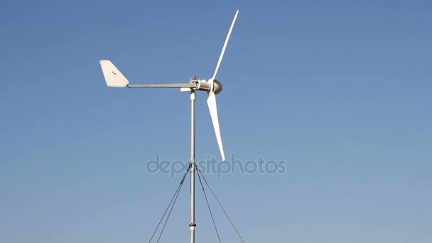 Rij van wind power generator over blauwe hemel — Stockvideo