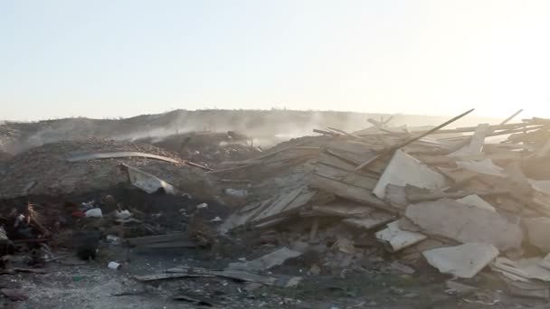 Stora avskrädet dumpar avfall med rök — Stockvideo