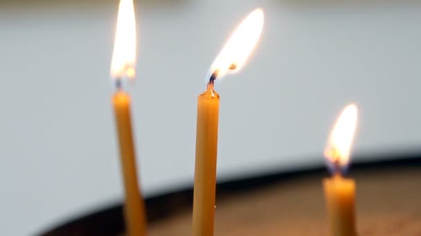 Blick auf die drei Kerzen, die die Dunkelheit durchschneiden — Stockvideo