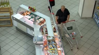 İnsanlar içinde hipermarket alışveriş 