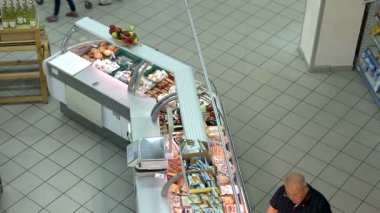 İnsanlar içinde hipermarket alışveriş 