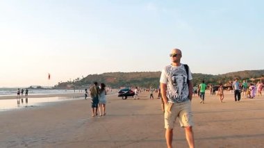 Kimliği belirsiz kişi sahilde rahatlatıcı