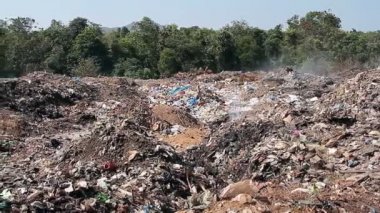 Büyük çöp dökümü atık dumanlı