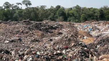 Büyük çöp dökümü atık dumanlı