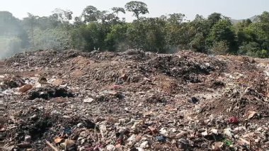 Büyük çöp dökümü atık dumanlı