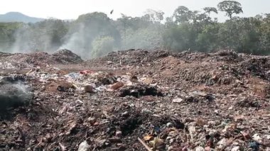 Büyük çöp dökümü atık dumanlı