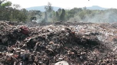 Büyük çöp dökümü atık dumanlı