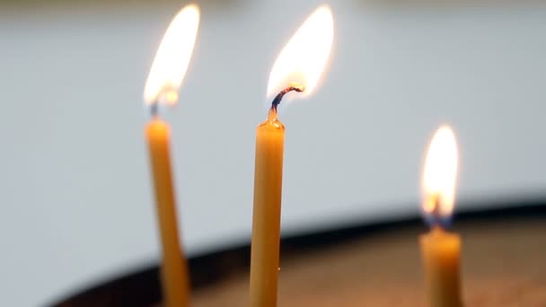 Weergave van de drie kaarsen dwars door de duisternis — Stockvideo