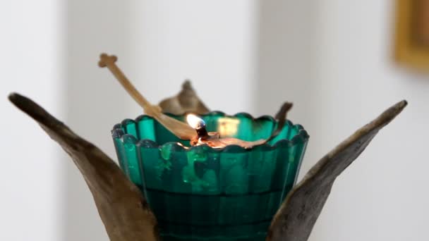 Pohled na svíčku, hořící v do tmy — Stock video