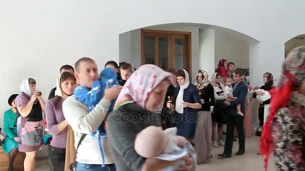 Ceremonia de bautismo en la Iglesia de los Santos Mártires Fe, Esperanza, Amor y Sofía — Vídeo de stock