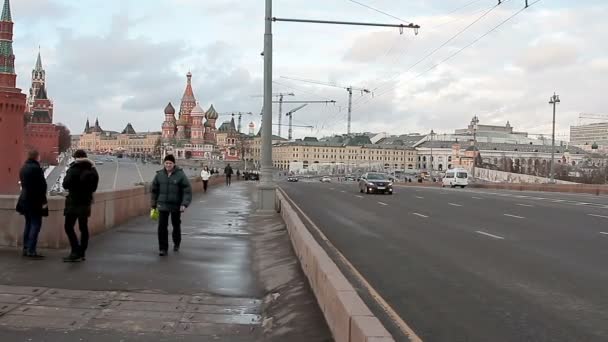 クレムリンの近くモスクワの Moskvoretsky 橋の上の交通 — ストック動画