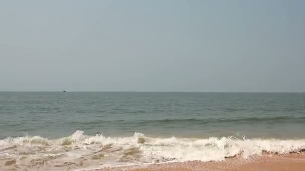 Красивые морские волны на пляже — стоковое видео