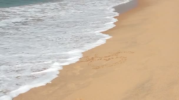 Golven zand van de aanraking met het opschrift ik hou van Goa — Stockvideo