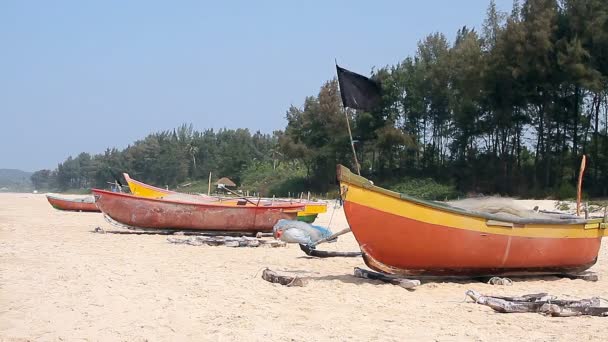 Barco de pesca en la playa — Vídeo de stock