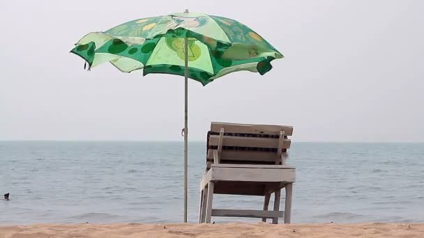 Καρέκλα με ομπρέλα κοντά στην παραλία — Αρχείο Βίντεο