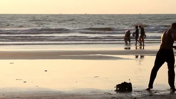 Oidentifierad man spinning pole på stranden. — Stockvideo