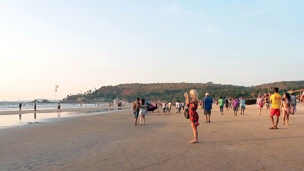 Αγνώστων ανθρώπων χαλάρωση στην παραλία — Αρχείο Βίντεο