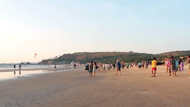 Personas no identificadas descansando en la playa — Vídeos de Stock