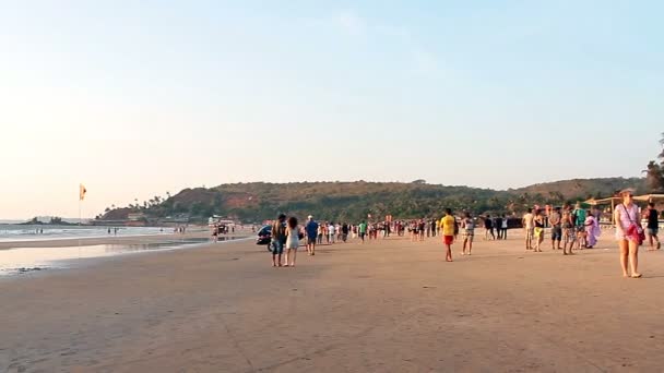 Personas no identificadas descansando en la playa — Vídeos de Stock