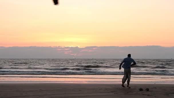 Oidentifierade män dansar på stranden. — Stockvideo