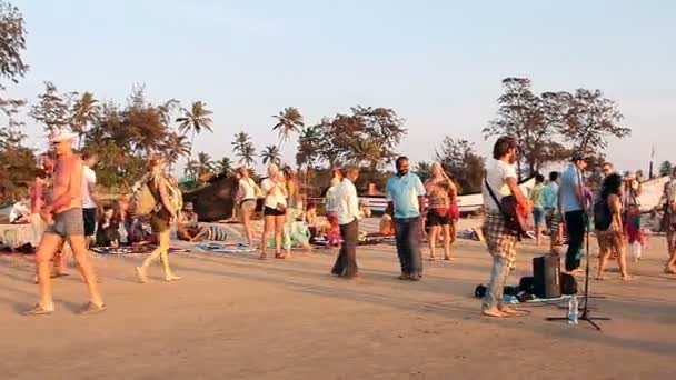 Niet-geïdentificeerde mensen ontspannen op het strand — Stockvideo