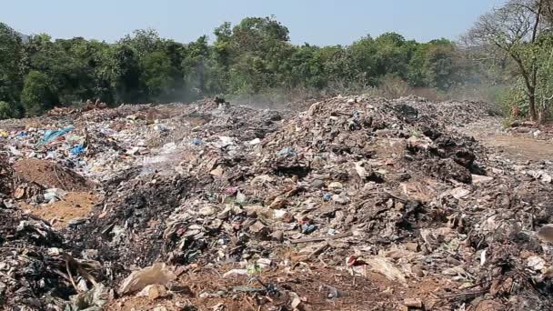 Grandi rifiuti di discarica con fumo — Video Stock