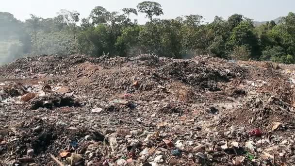 Residuos de basura grandes con humo — Vídeos de Stock