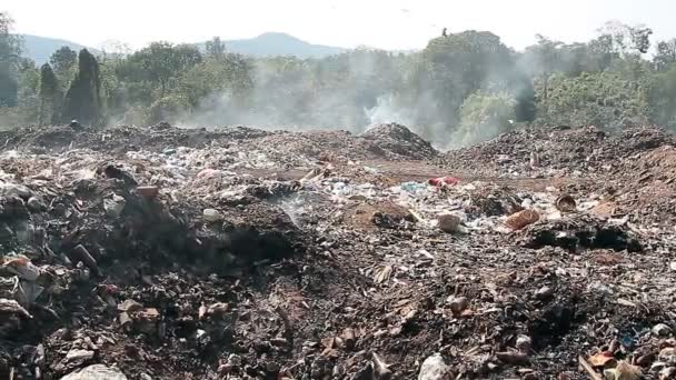 Grote vuilnis dump afval met rook — Stockvideo