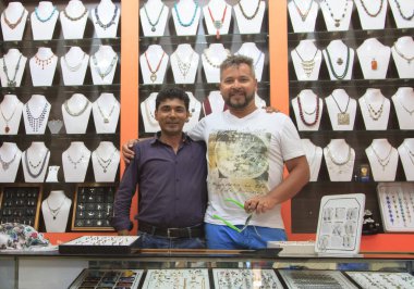 Satıcı ve alıcı kuyumcu içinde poz benimsemişlerdir