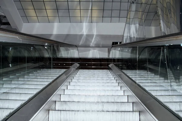 Escaleras de escaleras mecánicas vacías subiendo en el moderno edificio de oficinas —  Fotos de Stock