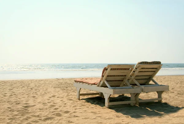 Deux chaises longues sur la plage — Photo