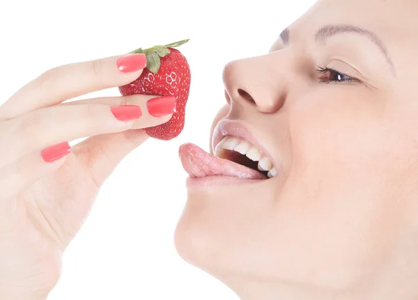 Женщина с красными губами ест свежую клубнику — стоковое фото