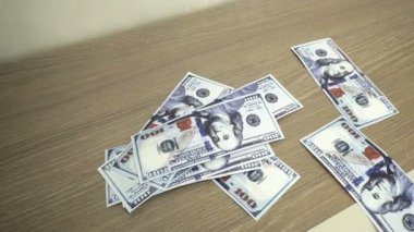 Düşen yüz dolarlık banknot yakın çekim