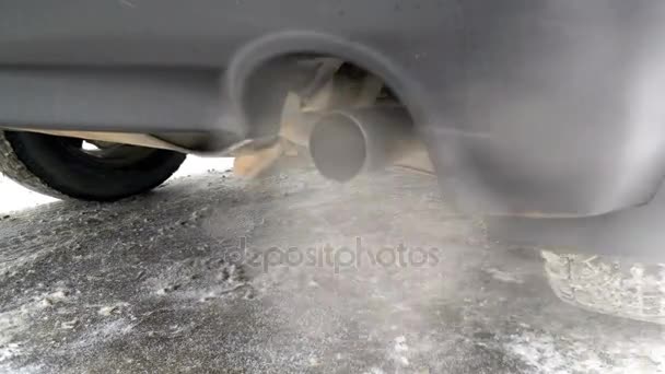 I gas tossici sono esauriti sul tubo di scarico di un'auto , — Video Stock