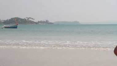 genç kadın plajda Yüzme