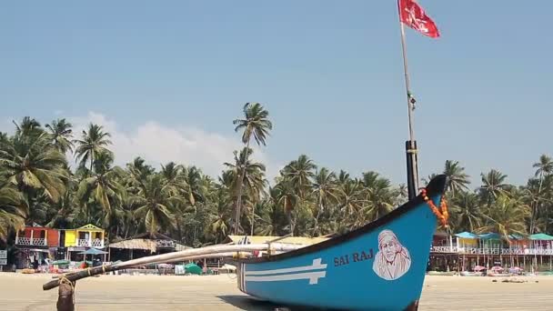 熱帯のビーチに青い漁船 — ストック動画