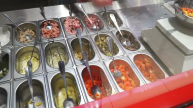Cook malzemeler salata barında bir yemek hazırlar