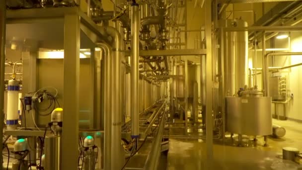 Sistema de filtro moderno en una gran empresa cervecera — Vídeo de stock