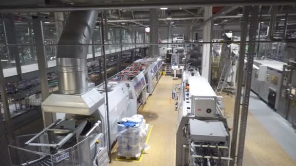 现代式输送机水装瓶机 — 图库视频影像