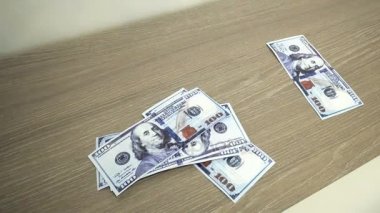 Düşen yüz dolarlık banknot yakın çekim