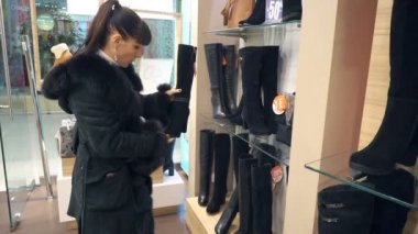 Genç kız butik kışlık botlar seçer
