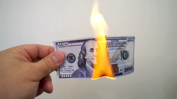 Mano che tiene una banconota da cento dollari in fiamme — Video Stock