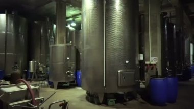 Şarap imalathanesinde fermantasyon için çelik variller.