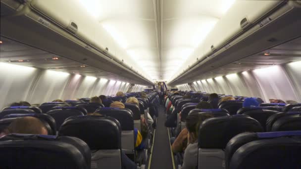 Interior del avión con pasajeros en asientos. — Vídeos de Stock