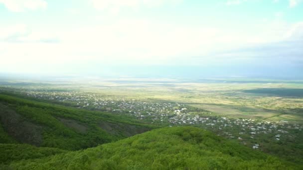 Άποψη της κοιλάδας του Alazani από το ύψος του λόφου — Αρχείο Βίντεο