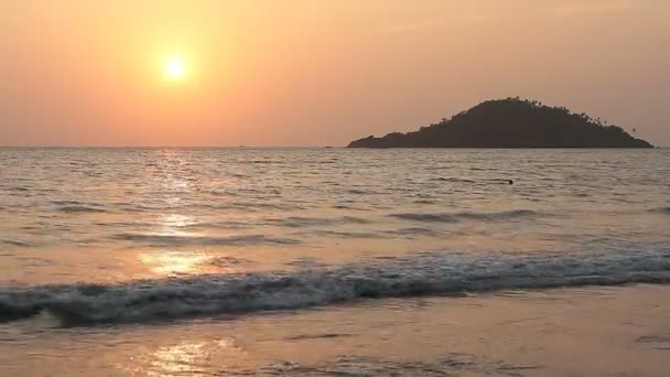 Tökéletes naplemente a strandon — Stock videók