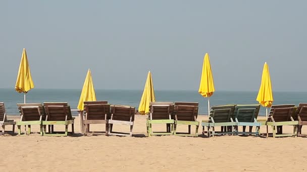 Silla con paraguas cerca de la playa — Vídeo de stock